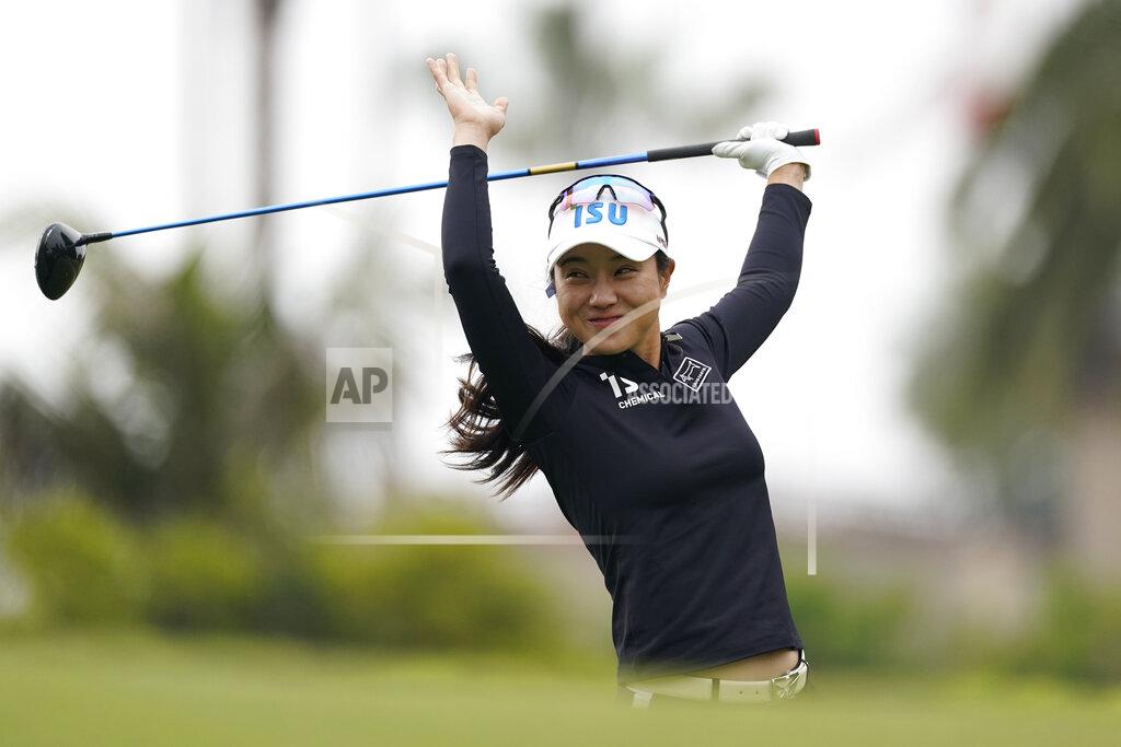 Ashley Landis Hee Young Park reacts as her group cheers before she tees off at the first hole during the pro-am tournament at LPGA's Hugel-Air Premia LA Open at Wilshire Country Club Tuesday, April 20, 2021, in Los Angeles. (AP Photo/Ashley Landis)