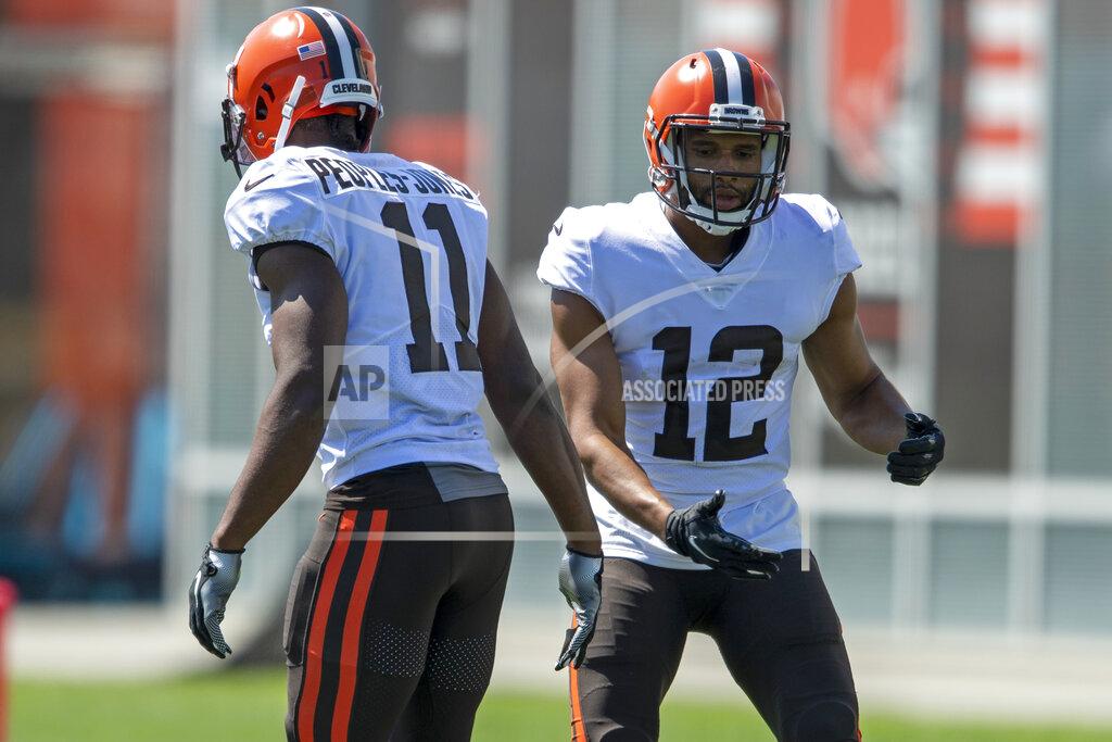 David Dermer Cleveland Browns receiver Donovan Peoples-Jones, left, is congratulated by receiver KhaDarel Hodge (12) after scoring a touchdown during an NFL football practice in Berea, Ohio, Wednesday, Aug. 4, 2021. (AP Photo/David Dermer)