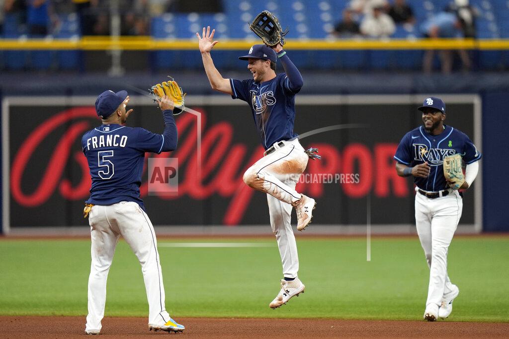 Chris O'MEara Brett Phillips (centro), Wander Franco y Vidal Bruján (derecha) de los Rays de Tampa Bay celebran tras la victoria 6-1 ante los Tigres de Detroit, el miércoles 18 de mayo de 2022. (AP Foto/Chris O'Meara)