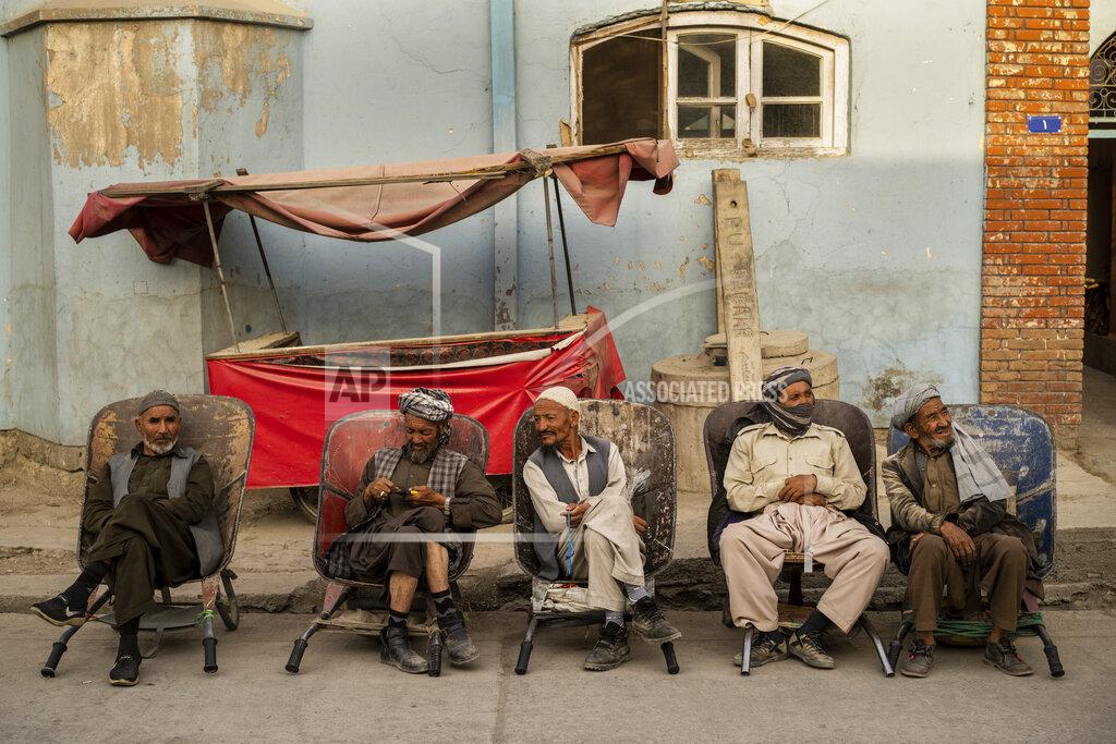 Bernat Armangue Laborers wait in the street to be hired in Kabul, Afghanistan, Sunday, Sept. 12, 2021. (AP Photo/Bernat Armangue)