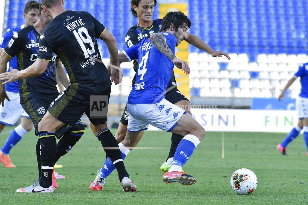 Gianluca Checchi Brescia's Sandro Tonali, center, vies for the ball during the Italian Serie A soccer match between Brescia and Parma, at the Mario Rigamonti Stadium in Brescia, Italy, Saturday, July 25, 2020. (Gianluca Checchi/LaPresse via AP)