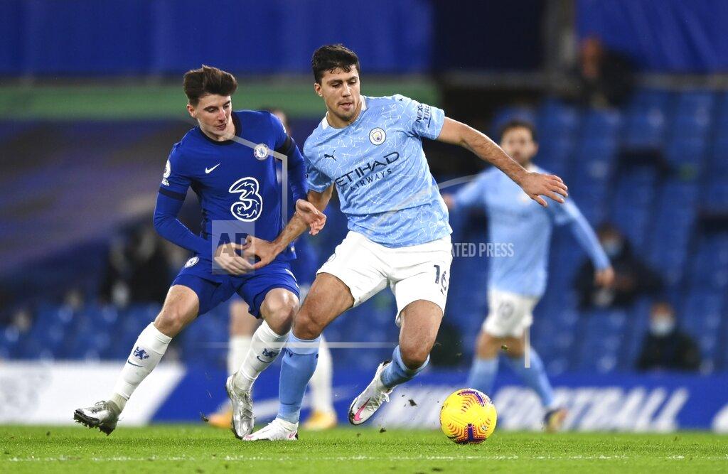 Shaun Botterill Chelsea's Mason Mount, left, and Manchester City's Rodrigo challenge for the ball during the English Premier League soccer match between Chelsea and Manchester City at Stamford Bridge, London, England, Sunday, Jan. 3, 2021. (Shaun Botterill/Pool via AP)
