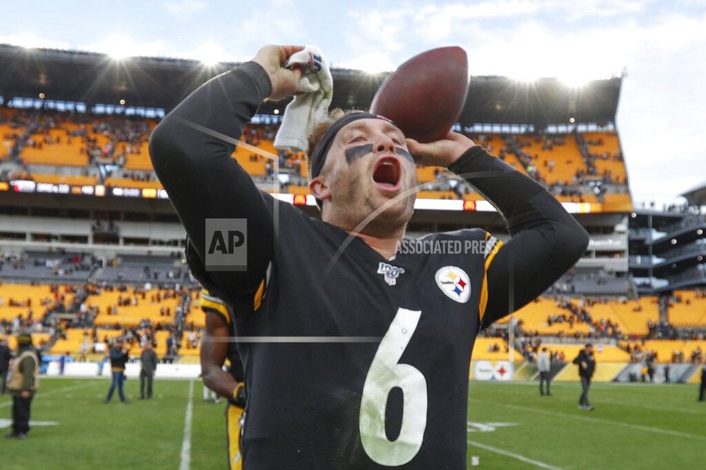 Don Wright El novato quarterback de los Steelers Devlin Hodges celebra el triunfo de Pittsburgh del domingo ante los Browns de Cleveland. El coach Mike Tomlin anunció el martes dos de diciembre que será titular por segundo juego consecutivo ante los Cardinals. (AP Photo/Don Wright)
