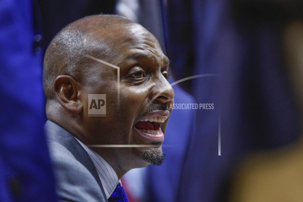 Wade Payne Memphis head coach Penny Hardaway talks to his players during a timeout in the second half of an NCAA college basketball game against Tennessee Saturday, Dec. 14, 2019, in Knoxville, Tenn. Memphis won 51-47. (AP Photo/Wade Payne)
