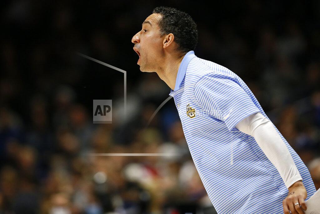 Sam Greene Marquette head coach Shaka Smart shouts to his offense in the first half of an NCAA college basketball game against Xavier at Cintas Center in Cincinnati on Saturday, Dec. 18, 2021. (Sam Greene/The Cincinnati Enquirer via AP)
