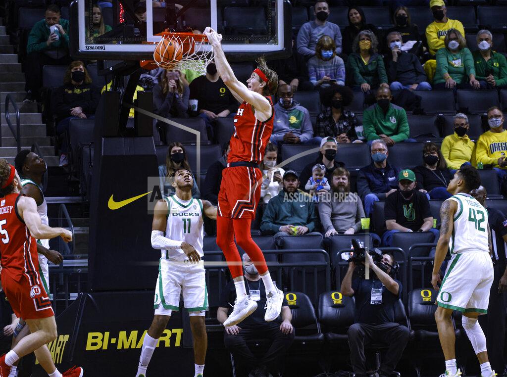 Thomas Boyd Utah center Branden Carlson (35) dunks against Oregon during the first half of an NCAA college basketball game in Eugene, Ore., Saturday, Jan. 1, 2022. (AP Photo/Thomas Boyd)