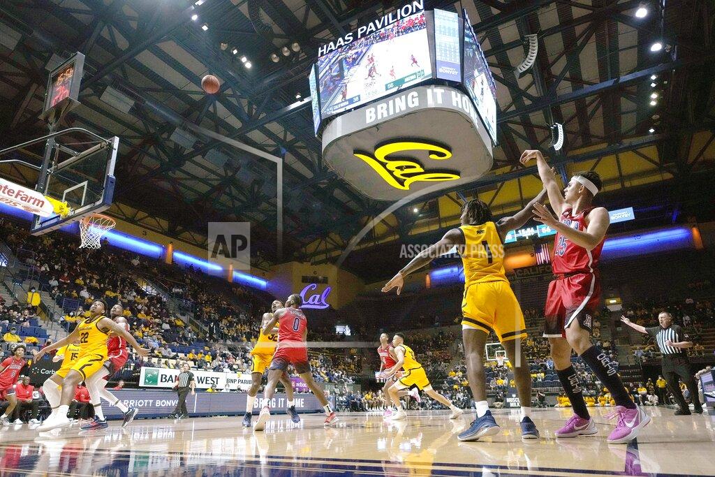 Tony Avelar Arizona guard Kerr Kriisa (25) shoots a three-point basket over California guard Joel Brown (1) during the second half of an NCAA college basketball game in Berkeley, Calif., Sunday, Jan. 23, 2022. (AP Photo/Tony Avelar)