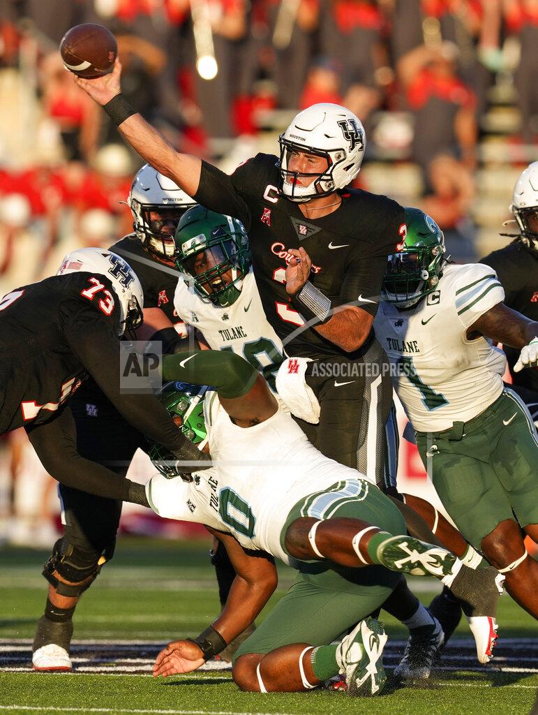 Brett Coomer Houston quarterback Clayton Tune (3) passes the ball under pressure from the Tulane defense during the first quarter of an NCAA college football game Friday, Sept. 30, 2022, in Houston. (Brett Coomer/Houston Chronicle via AP)