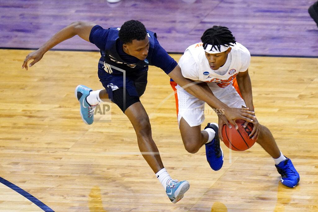Aj Mast Oral Roberts guard Max Abmas, left, tries to steal the ball from Florida guard Tyree Appleby during the second half of a college basketball game in the second round of the NCAA tournament at Indiana Farmers Coliseum, Sunday, March 21, 2021 in Indianapolis. (AP Photo/AJ Mast)