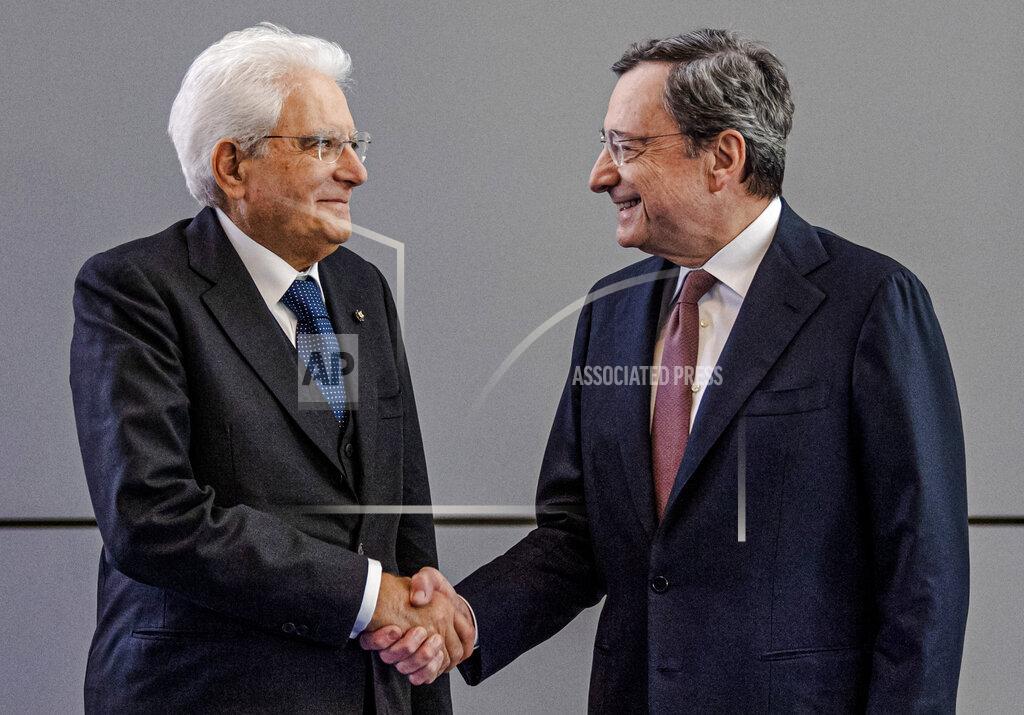Boris Roessler ARCHIVO - El presidente italiano Sergio Mattarella estrecha la mano del presidente del Banco Central Europeo, Mario Draghi, en Fráncfort, Alemania, 28 de octubre de 2019. Draghi aceptó el miércoles 3 de febrero de 2021 encabezar por pedido de Mattarella un gobierno apartidista en Italia al fracasar los intentos de elegir a un sucesor para el premier saliente Giuseppe Conte. (Boris Roessler/Pool Foto via AP)