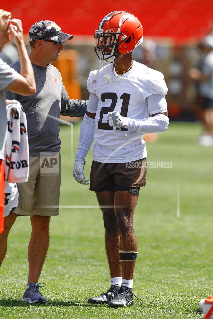 Ron Schwane Cleveland Browns' Denzel Ward (21) talks with trainers during an NFL football practice at FirstEnergy Stadium, Thursday, June 16, 2022, in Cleveland. (AP Photo/Ron Schwane)
