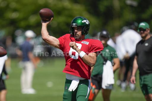 Jets' Aaron Rodgers defends Nathaniel Hackett and fires... - Vimarsana News