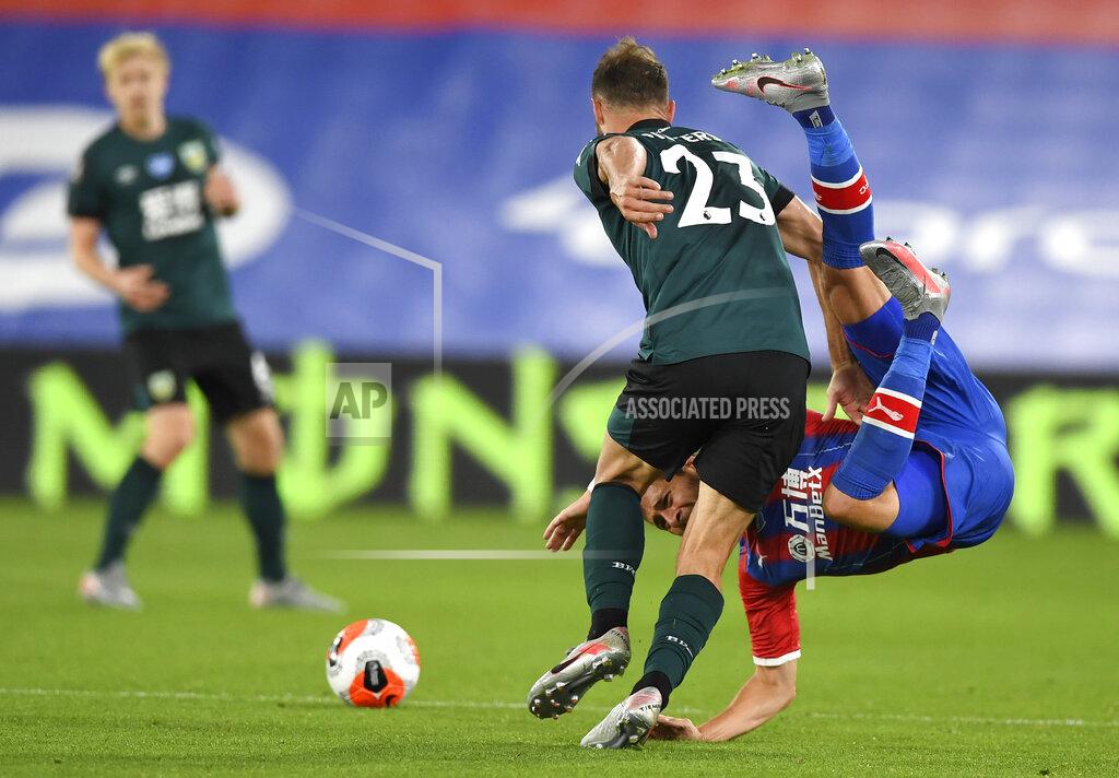 Daniel Leal-Olivas Burnley's Erik Pieters, left, and Crystal Palace's Joel Ward collide during the English Premier League soccer match between Crystal Palace and Burnley at Selhurst Park, in London, England, Monday, June 29, 2020. (AP Photo/Daniel Leal-Olivas,Pool)