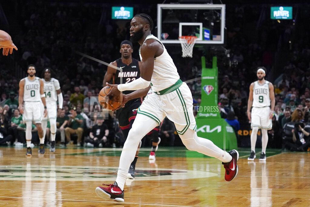 Charles Krupa Boston Celtics guard Jaylen Brown (7) drives to the basket against the Miami Heat during the second half of Game 4 of the NBA basketball playoffs Eastern Conference finals, Monday, May 23, 2022, in Boston. (AP Photo/Charles Krupa)