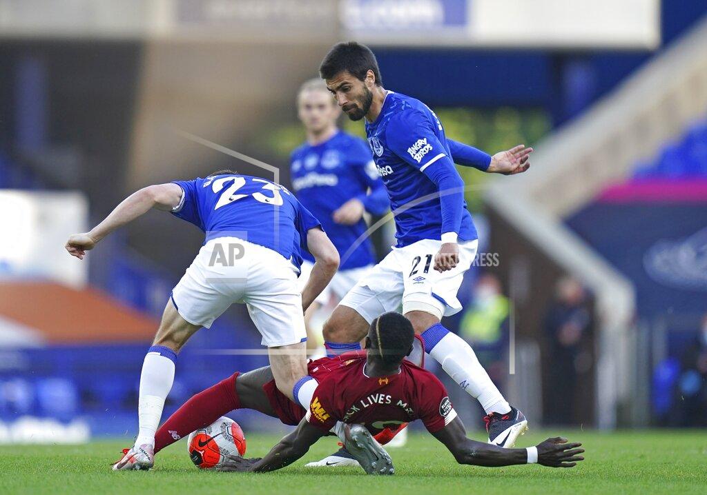 Jon Super Everton's Seamus Coleman, left, and Everton's Andre Gomes challenge Liverpool's Sadio Mane during the English Premier League soccer match between Everton and Liverpool at Goodison Park in Liverpool, England, Sunday, June 21, 2020. (AP photo/Jon Super, Pool)