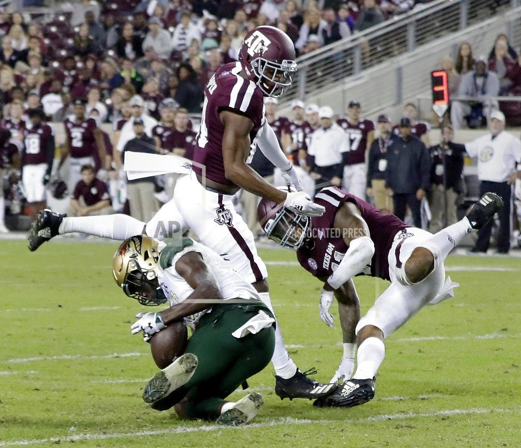 Michael Wyke UAB wide receiver Kailon Carter, left, makes the catch under pressure from Texas A&M defensive back Keldrick Carper, center, and defensive back Larry Pryor, right, during the second half of an NCAA college football game Saturday, Nov. 17, 2018, in College Station, Texas. (AP Photo/Michael Wyke)