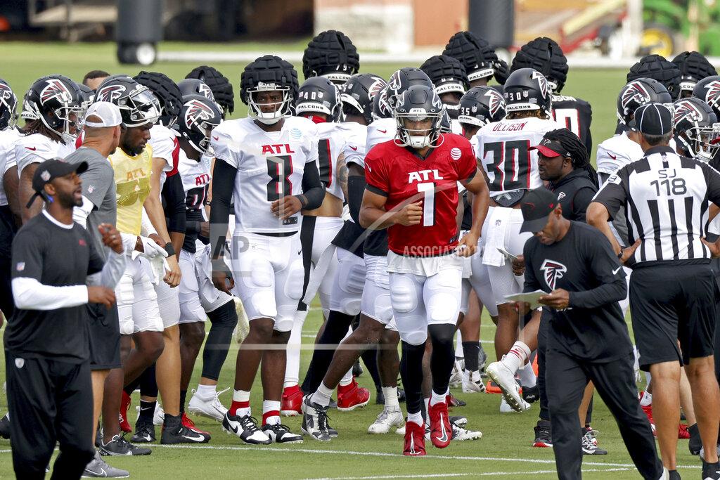 Jason Getz Atlanta Falcons quarterback Marcus Mariota (1) and tight end Kyle Pitts (8) break the huddle with fellow players during NFL football training camp, Tuesday, Aug. 2, 2022, in Flowery Branch, Ga. (Jason Getz/Atlanta Journal-Constitution via AP)