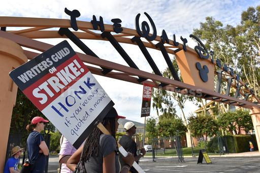 'Am I crossing picket lines if I see a movie?' and othe... - Vimarsana News