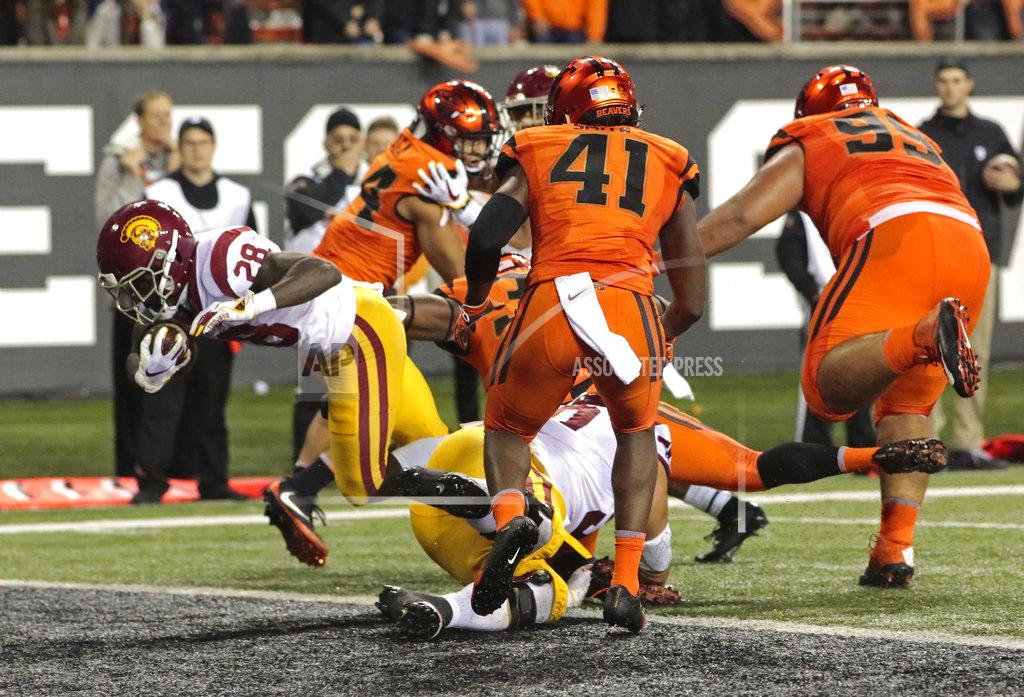 Timothy J. Gonzalez Southern California's Aca'Cedric Ware (28) gets past Oregon State's Shemar Smith (41) and Elu Aydon (99) for a touchdown in the second half of an NCAA college football game in Corvallis, Ore., on Saturday, Nov. 3, 2018. Southern California won 38-21. (AP Photo/Timothy J. Gonzalez)