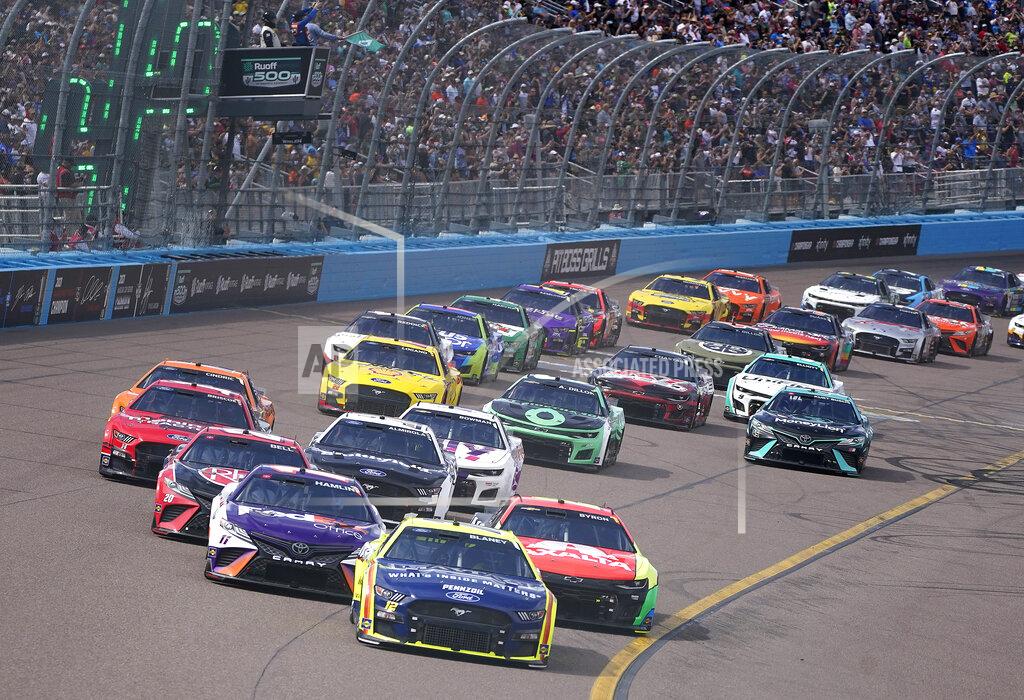 Darryl Webb Cars take Turn 4 to start the first lap of a NASCAR Cup Series auto race at Phoenix Raceway, Sunday, March 13, 2022, in Avondale, Ariz. (AP Photo/Darryl Webb)
