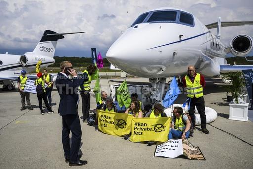 Climate activists target jets, yachts and golf in a str... - Vimarsana News