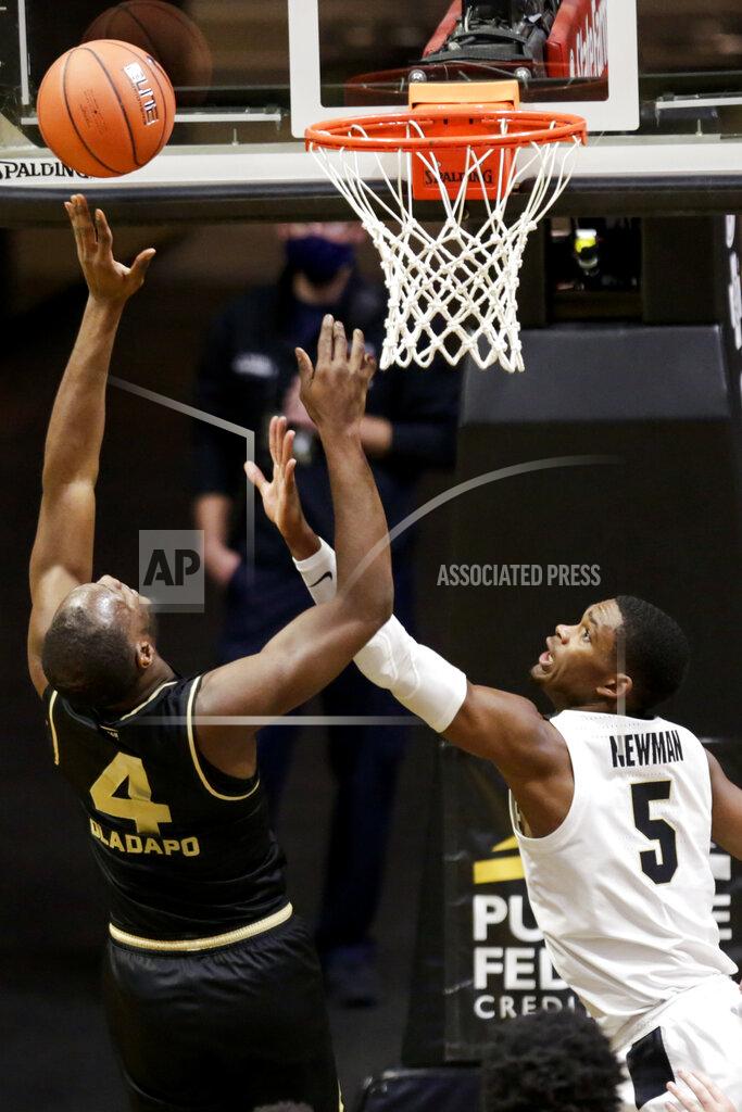 Nikos Frazier Oakland forward Daniel Oladapo (4) goes up for two against Purdue guard Brandon Newman (5) during the first half of an NCAA college basketball game Tuesday, Dec. 1, 2020 in West Lafayette, Ind. (Nikos Frazier/Journal & Courier via AP)