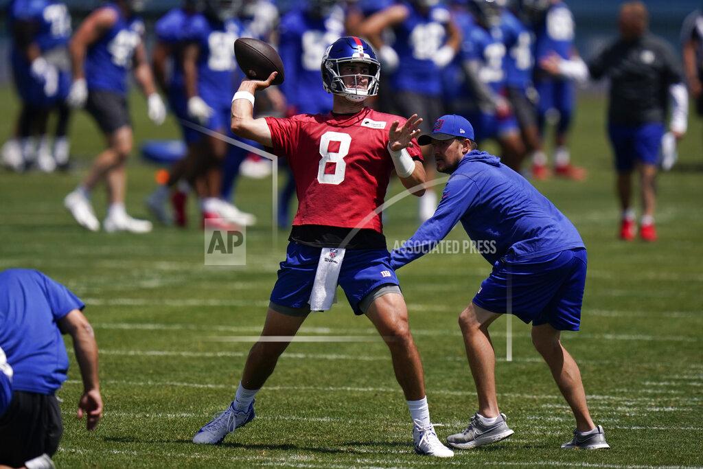 New York Giants' quarterback Daniel Jones, center, participates in a practice at the NFL football team's training facility in East Rutherford, N.J., Wednesday, June 8, 2022. (AP Photo/Seth Wenig)