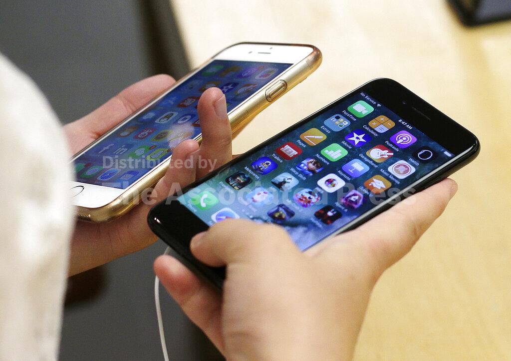 Liz & Scotty's Poddy: Episode 58 - "The Way Phones Used To Work"