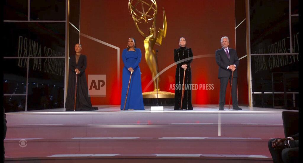 Uncredited En esta imagen de video emitida por la Academia de la Televisión, Jada Pinkett Smith, Ellen Pompeo, Ava DuVernay y Michael Douglas, de izquierda a derecha, presentan el premio de los gobernadores para Debbie Allen durante la ceremonia de los premios Emmy, el domingo 19 de septiembre de 2021 en Los Angeles. (Television Academy via AP)