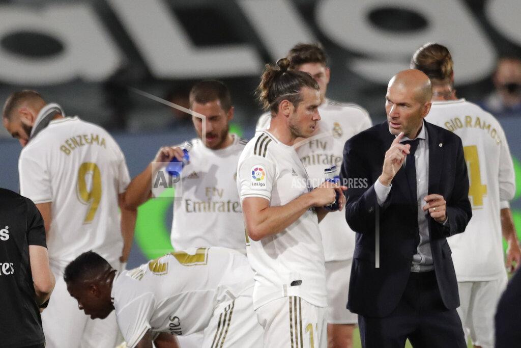Bernat Armangue Real Madrid's head coach Zinedine Zidane, right, talks with Real Madrid's Gareth Bale during the Spanish La Liga soccer match between Real Madrid and Mallorca at Alfredo di Stefano stadium in Madrid, Spain, Wednesday, June 24, 2020. (AP Photo/Bernat Armangue)