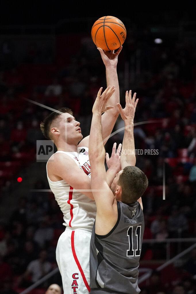Rick Bowmer Arizona forward Azuolas Tubelis (10) shoots as Utah forward Riley Battin (11) defends during the first half of an NCAA college basketball game Thursday, Feb. 24, 2022, in Salt Lake City. (AP Photo/Rick Bowmer)