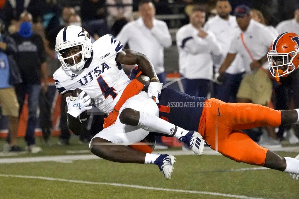 Charles Rex Arbogast UTSA's Zakhari Franklin (4) catches a pass from quarterback Frank Harris as Illinois defensive back Devon Witherspoon (31) defends during the first half of an NCAA college football game Saturday, Sept. 4, 2021, in Champaign, Ill. (AP Photo/Charles Rex Arbogast)