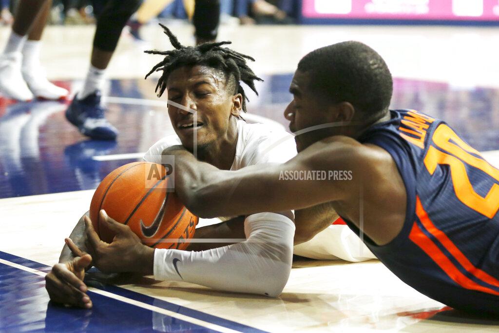 Rick Scuteri Arizona guard Dylan Smith, left, and Illinois guard Da'Monte Williams (20) scramble for the ball durikng the first half of an NCAA college basketball game Sunday, Nov. 10, 2019, in Tucson, Ariz. (AP Photo/Rick Scuteri)