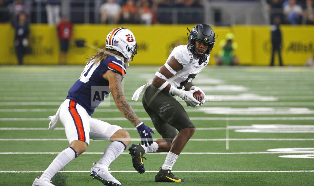 Ron Jenkins Oregon safety Jevon Holland (8) intercepts a pass in front of Auburn wide receiver Sal Cannella (80) during the first half of an NCAA college football game, Saturday, Aug. 31, 2019, in Arlington, Texas. (AP Photo/Ron Jenkins)