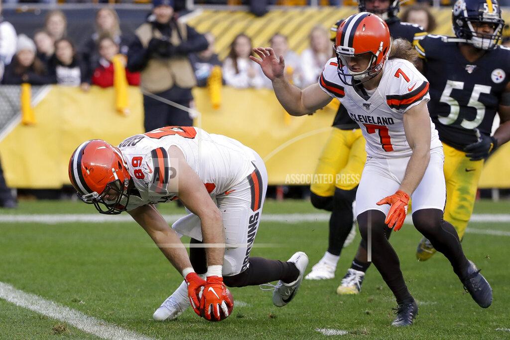 Gene J. Puskar Cleveland Browns tight end Stephen Carlson (89) downs the punted ball on the one-yard line against the Pittsburgh Steelers during the second half of an NFL football game, Sunday, Dec. 1, 2019, in Pittsburgh. The Steelers challenged the call but it was confirmed downed on the field after review. (AP Photo/Gene J. Puskar)