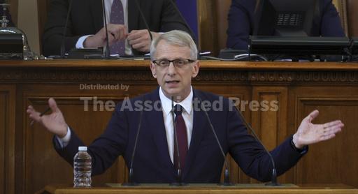 В България се формира ново правителство, тъй като бивши врагове влизат в неспокоен съюз В България се формира ново правителство, тъй като бивши врагове влизат в неспокоен съюз