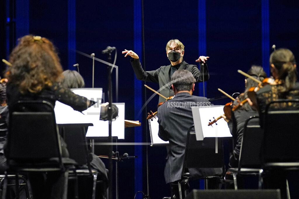 Kathy Willens CORRECTS SPELLING OF FIRST NAME TO ESA INSTEAD OF ESSA - Guest conductor Esa-Pekka Salonen, music director of the San Francisco Symphony and principal conductor of London's Philharmonia Orchestra, leads the New York Philharmonic as the orchestra perform together before a live audience of 150 spectators for the first time since March 10, 2020, at The Shed in Hudson Yards, Wednesday, April 14, 2021, in New York. (AP Photo/Kathy Willens)