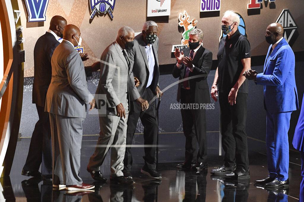 Jessica Hill Inductee Bill Russell is escorted on stage by Julius Erving during the 2021 Basketball Hall of Fame Enshrinement ceremony, Saturday, Sept. 11, 2021, in Springfield, Mass. (AP Photo/Jessica Hill)