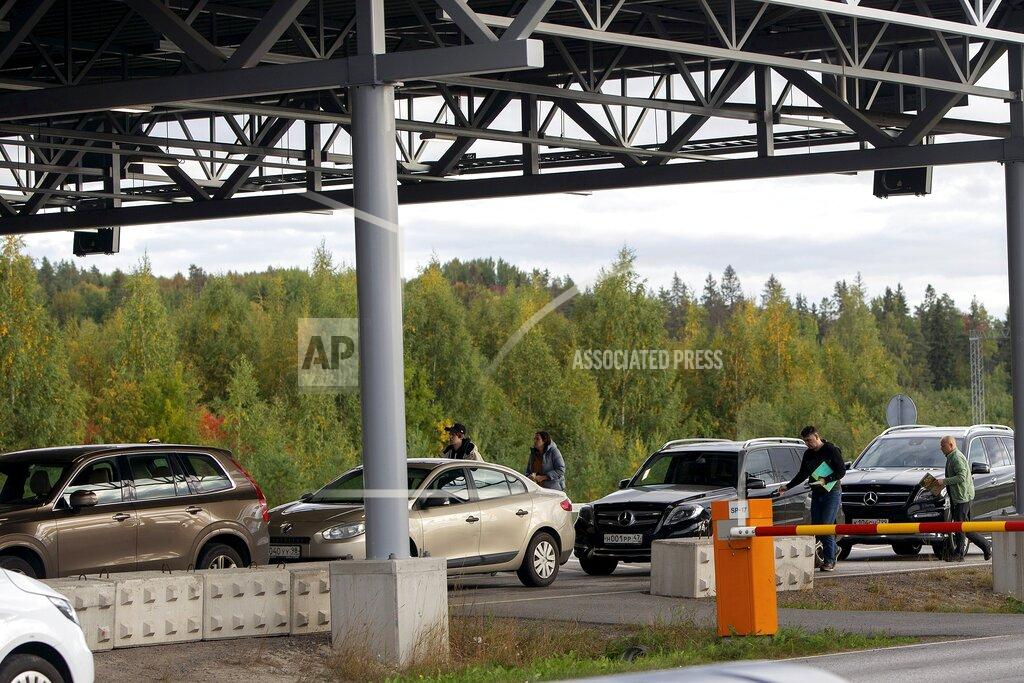 Lauri Heino Cars queue to cross the border from Russia to Finland at the Nuijamaa border check point in Lappeenranta, Finland, Thursday, Sept. 22, 2022. (Lauri Heino/Lehtikuva via AP)