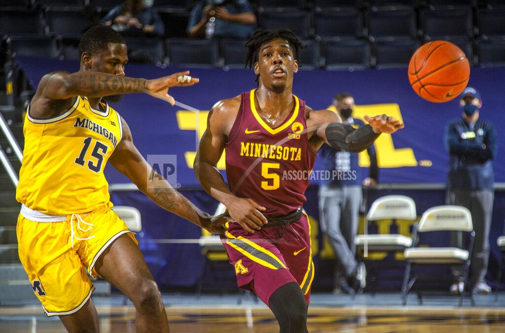 Tony Ding Michigan guard Chaundee Brown Jr. (15) defends Minnesota guard Marcus Carr (5) in the first half of an NCAA college basketball game at Crisler Center in Ann Arbor, Mich., Wednesday, Jan. 6, 2021. (AP Photo/Tony Ding)