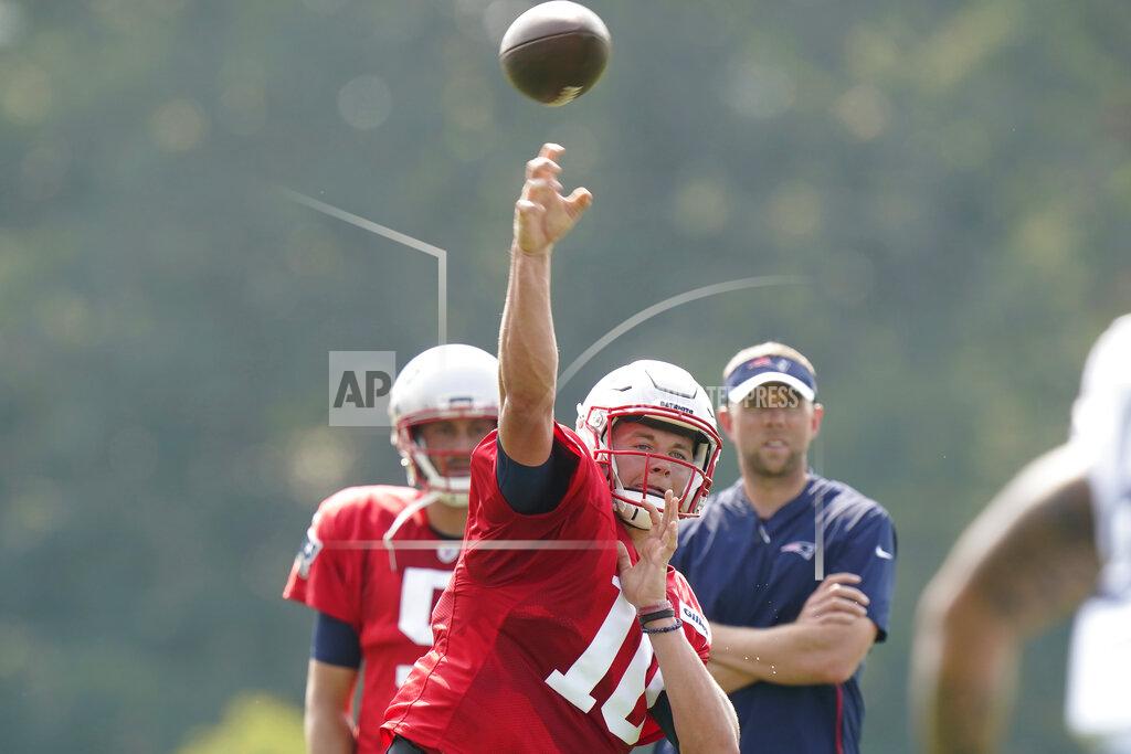 Steven Senne New England Patriots quarterback Mac Jones (10) passes the ball during a joint NFL football practice with the New York Giants, Wednesday, Aug. 25, 2021, in Foxborough, Mass. (AP Photo/Steven Senne)