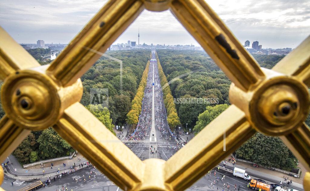 Andreas Gora Runners of the first wave run on the street of June 17, at the start of the Berlin Marathon, in Berlin, Sunday, Sept. 25, 2022. (Andreas Gora/dpa via AP)
