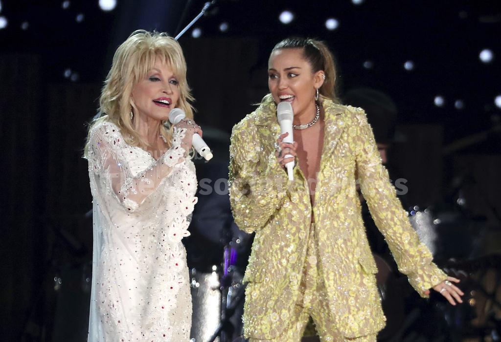 Wisconsin school bans Miley, Dolly duet from class conc... - Vimarsana News