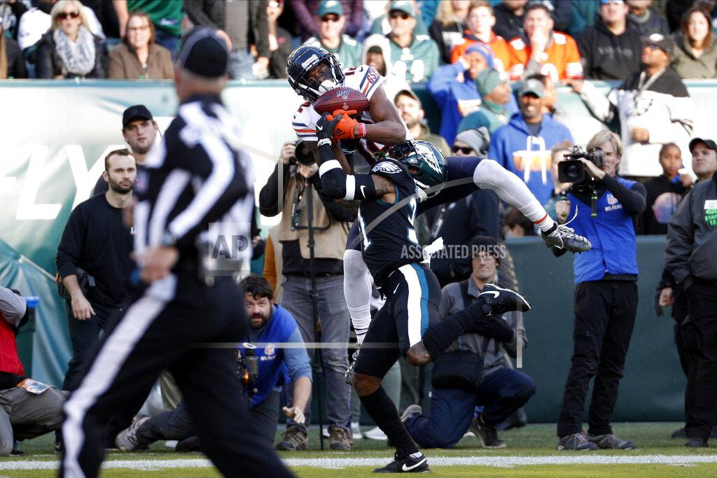 Chris Szagola Chicago Bears' Allen Robinson (12) cannot hang onto a pass against Philadelphia Eagles' Jalen Mills (31) during the second half of an NFL football game, Sunday, Nov. 3, 2019, in Philadelphia. (AP Photo/Chris Szagola)