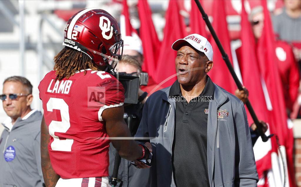 Alonzo Adams Billy Sims, right, speaks with Oklahoma wide receiver CeeDee Lamb (2) before the start of an NCAA college football game against West Virginia in Norman, Okla., Saturday, Oct. 19, 2019. (AP Photo/Alonzo Adams)