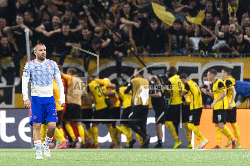 Alessandro Della Valle Manchester's Luke Shaw looks dejected as Young Boys celebrate after scoring during of the Champions League group F soccer match between BSC Young Boys and Manchester United, at the Wankdorf stadium in Bern, Switzerland, Tuesday, Sept. 14, 2021. (Alessandro della Valle/Keystone via AP)