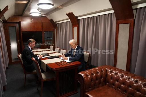 APTOPIX Biden US Ukraine