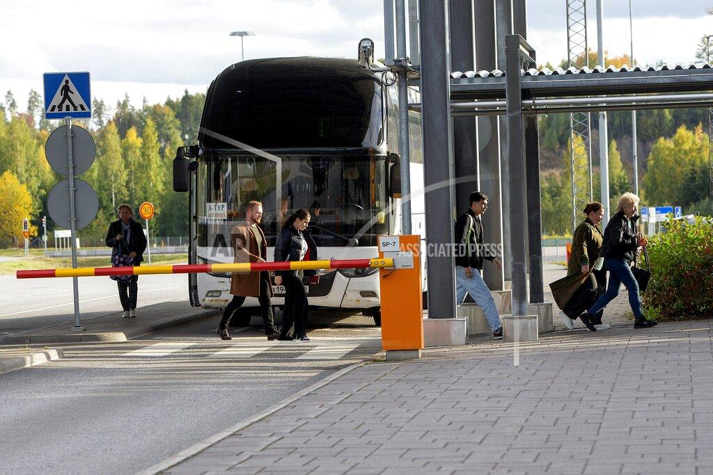 Lauri Heino People get off a bus to cross the border from Russia to Finland at the Nuijamaa border check point in Lappeenranta, Finland, Thursday, Sept. 22, 2022. (Lauri Heino/Lehtikuva via AP)
