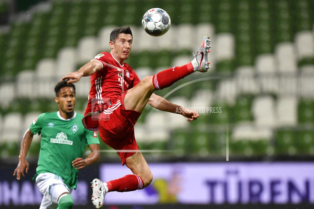 Martin Meissner Bayern's Robert Lewandowski controls the ball during the German Bundesliga soccer match between Werder Bremen and Bayern Munich in Bremen, Germany, Tuesday, June 16, 2020. Because of the coronavirus outbreak all soccer matches of the German Bundesliga take place without spectators. (AP Photo/Martin Meissner, Pool)
