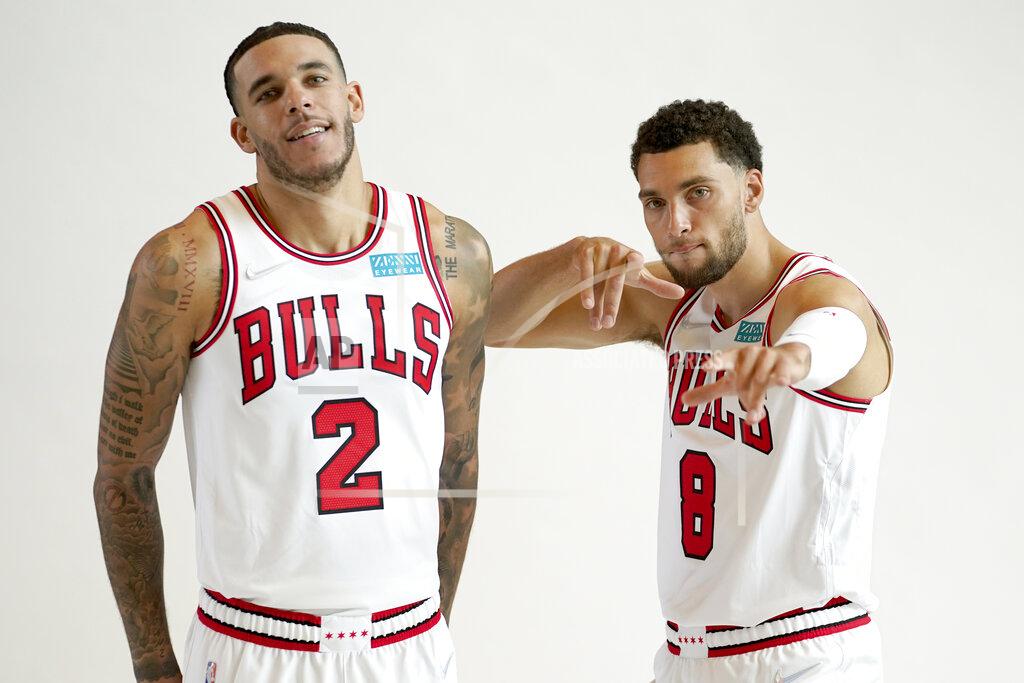 Charles Rex Arbogast Chicago Bulls' Zach LaVine (8) clowns around as he poses for a photo with Lonzo Ball during the Bulls' NBA basketball media day Monday, Sept. 27, 2021, in Chicago. (AP Photo/Charles Rex Arbogast)